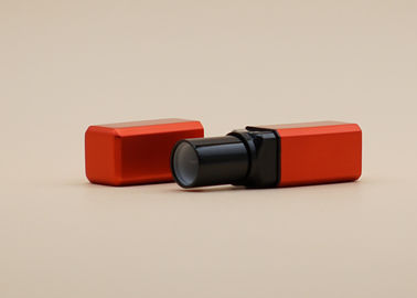O batom vazio vermelho geado de Matt engarrafa a forma quadrada para cuidados pessoais
