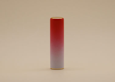 O tubo do batom da cor do inclinação que empacota o rosa vermelho a branco torna mais fraco o sentido simples polonês