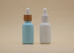 O conta-gotas azul do óleo essencial do revestimento engarrafa a garrafa cerâmica branca para cuidados pessoais